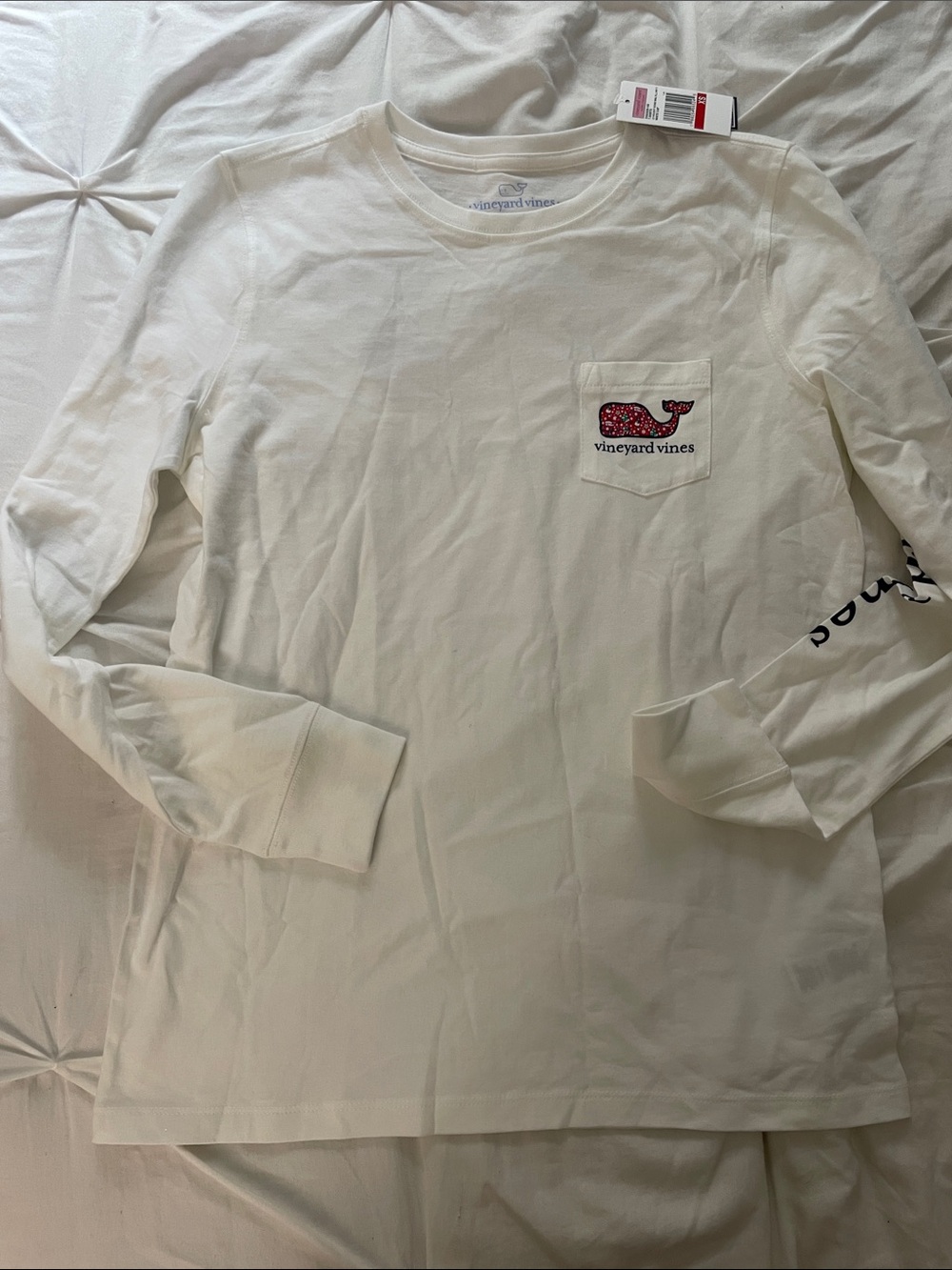 NWT Vineyard Vines White Long-Sleeve Pocket Tee with Red Christmas Pattern Whale